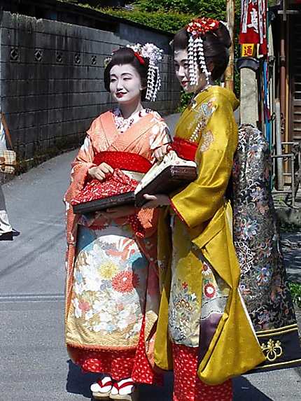 Deux maikos, apprenties-geishas, en balade