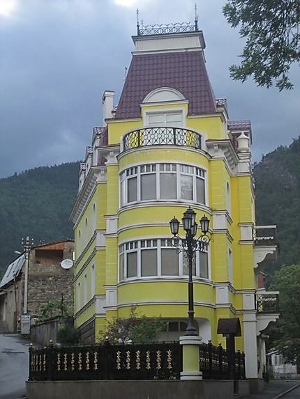 Maison jaune à Borjomi