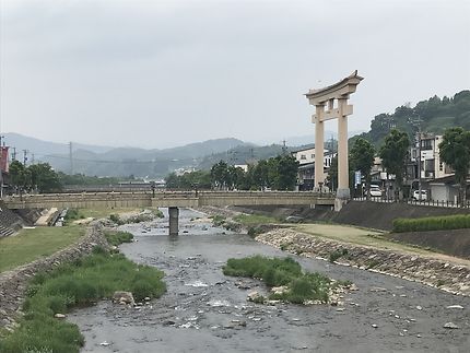 La rivière à Takayama, Japon