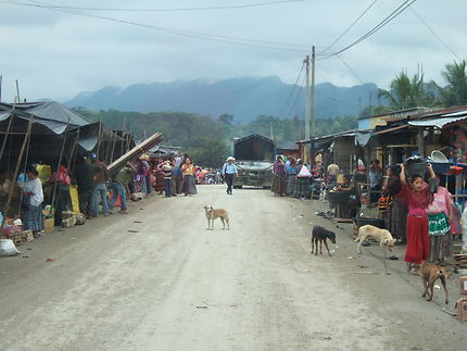 Traversée de village, nord du Guatemala