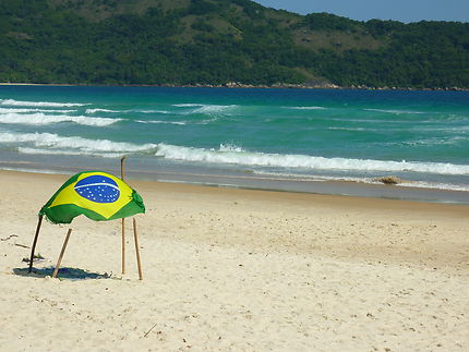 Drapeau brésilien sur la plage de Lopez Mendes 