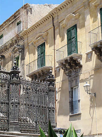 Ragusa Ibla : balcons baroques