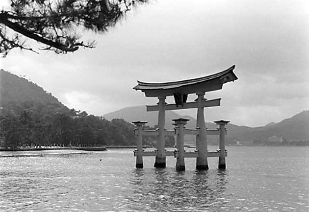 Torii du temple d'Itsukushima : Noir et blanc : Itsukushima-jinja