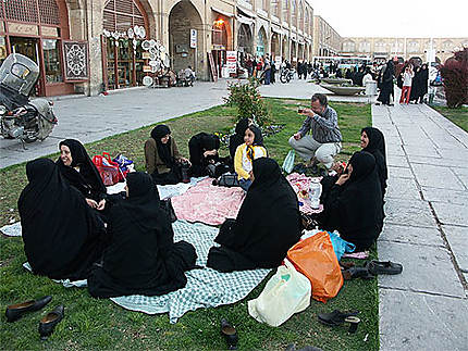Ispahan : partage du châi (thé) sur la Place de l'Imam