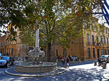 Place des Quatre dauphins Place des Quatre dauphins