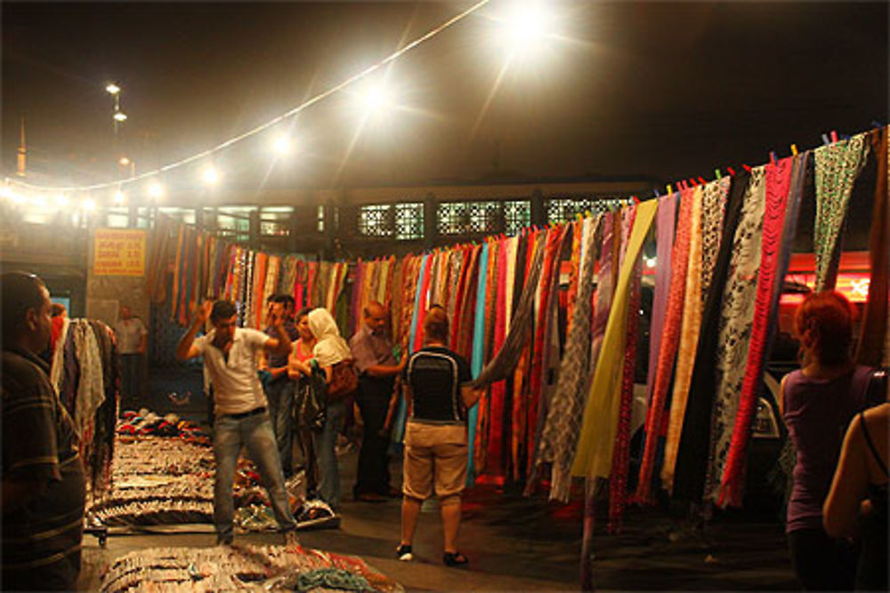 Marché nocturne près du pont de Galata