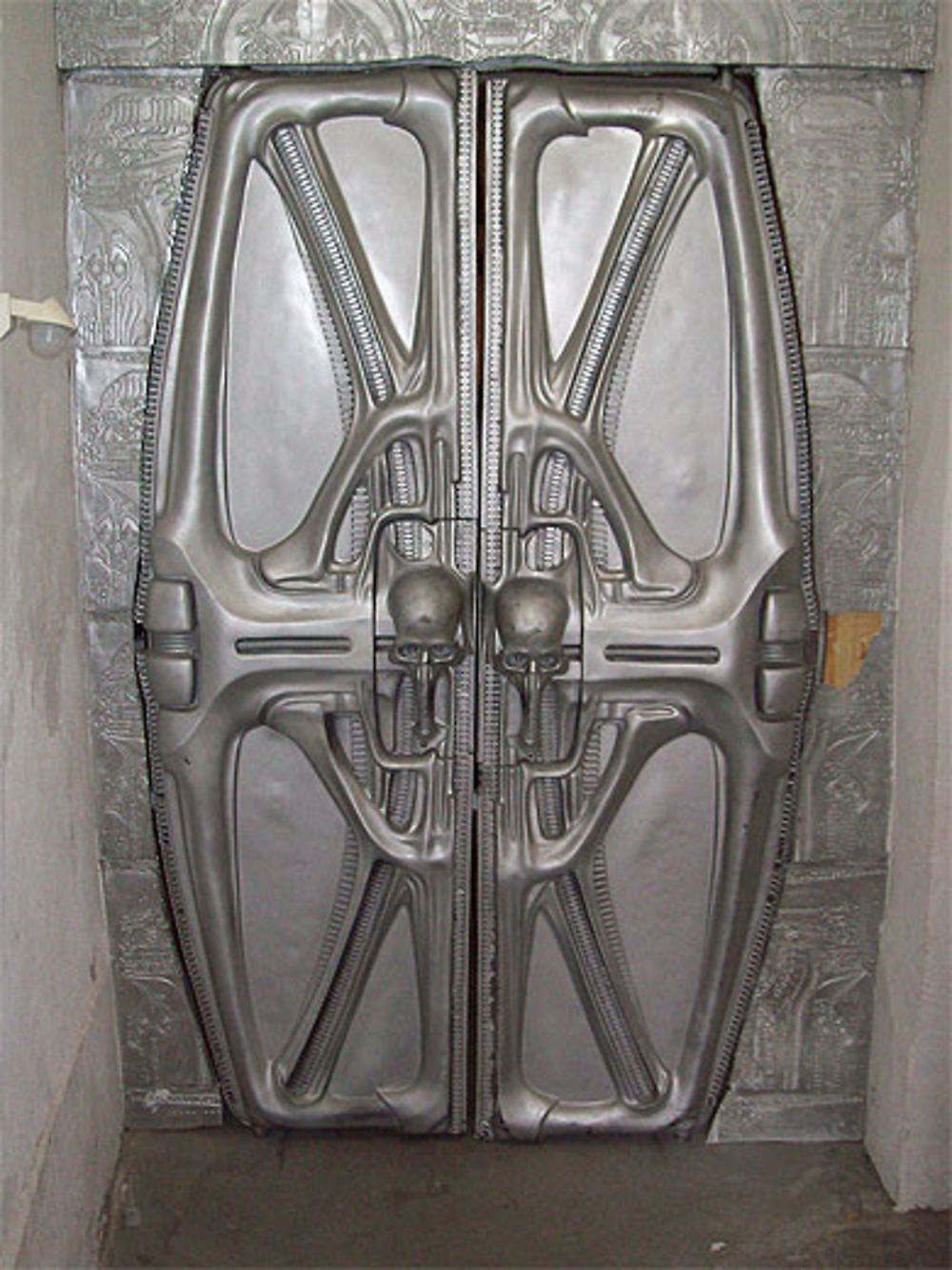 Porte du Musée Giger à Gruyères