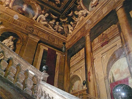 Escalier en trompe l'oeil dans Hôtel de Châteaurenard Escalier en trompe l'oeil dans Hôtel de Châteaurenard