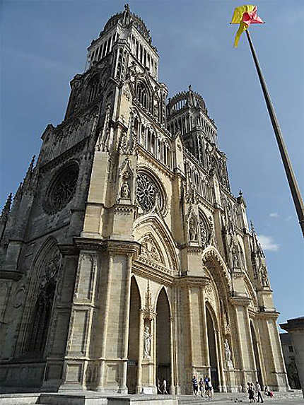 Cathédrale Sainte-Croix d'Orléans, vue depuis le parvis