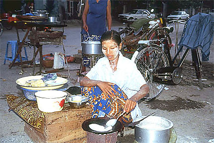 Fabrication de crêpes, fête de quartier à Mandalay
