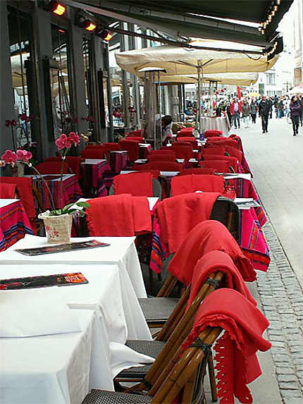Café à Copenhague en mai - partout en terrasse, des couvertures pour se protéger du vent ou du froid ....