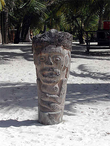 Tiki dominicain sur la plage