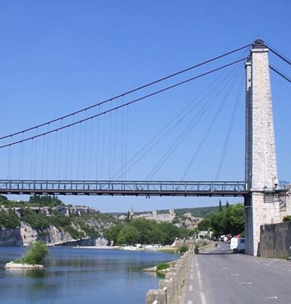 L'Ardèche à St-Martin, Aiguèze en falaise