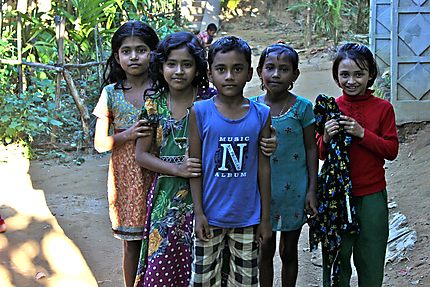 Enfants dans un village