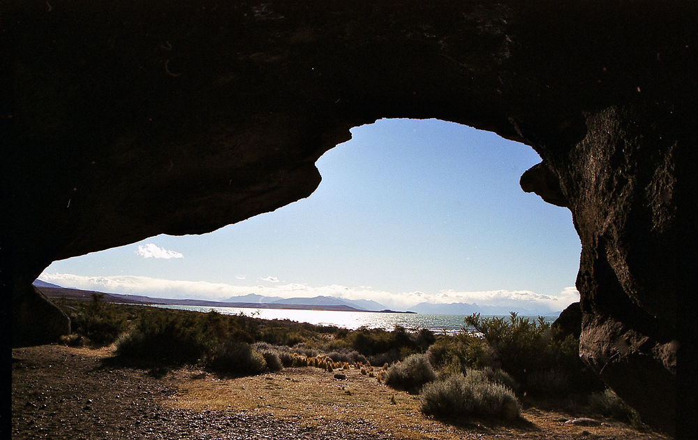 De l'intérieur d'une grotte de Walichu