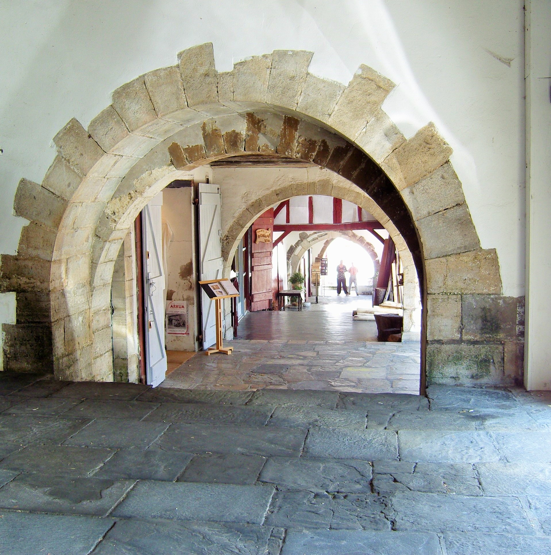 Fraicheur sous les arcades Fraicheur sous les arcades