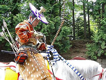 Un archer de yabusame au festival de Toshogu