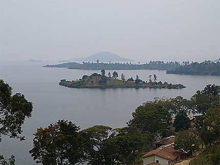 Vue splendide sur le lac Kivu avec ses îlots