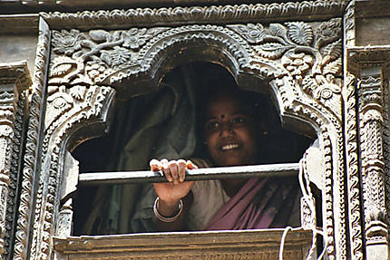 Jeune femme à sa fenêtre