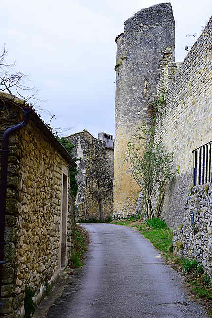 Les remparts du village du Poët-Laval