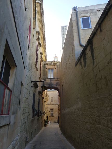 Passer sous l'arche, ruelle de Mdina, Malte