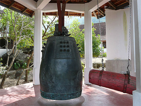 Gong du monastère troglodytique d'Aluvihara Gong du monastère troglodytique d'Aluvihara