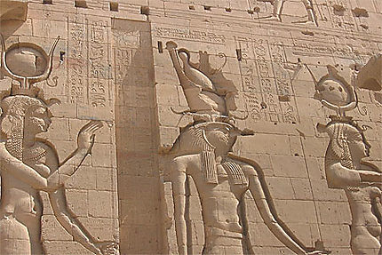 Bas relief du Dieu Horus et de la Déesse Hathor