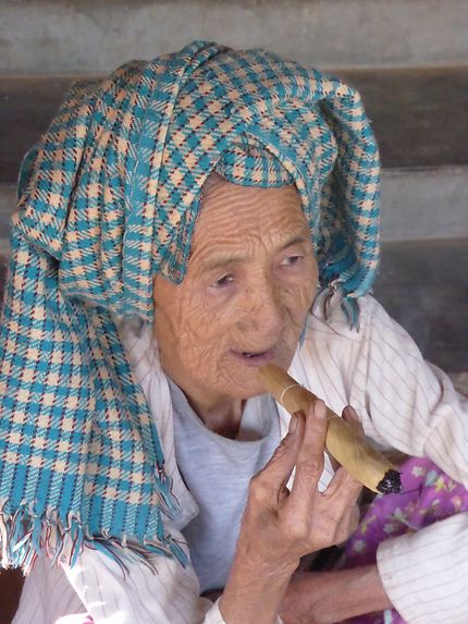 Femme fumant le cheroot à Bagan
