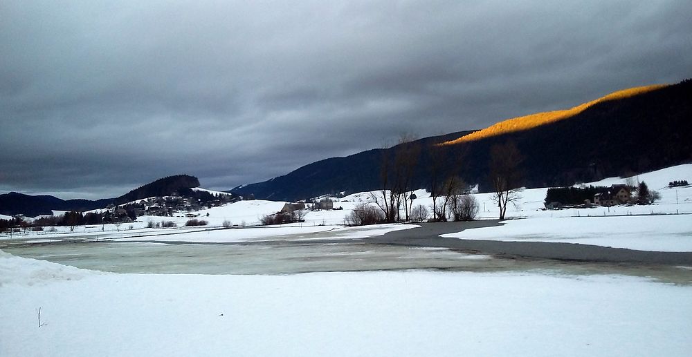 Neige, ruisseau et soleil à Méaudre