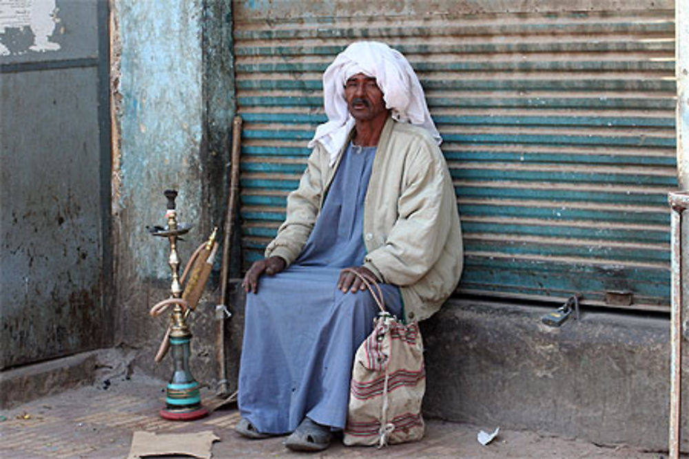 Vieil homme sur un marché