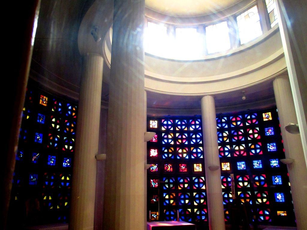 La chapelle et ses vitraux modernes