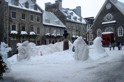 Centre-ville de Québec et ses bonhommes de neige