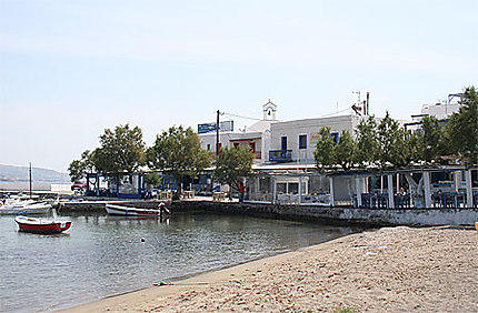 Petit port et plage de Pollonia 