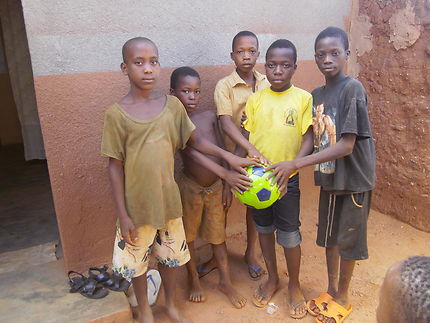 Un ballon: du bonheur pour quelques enfants