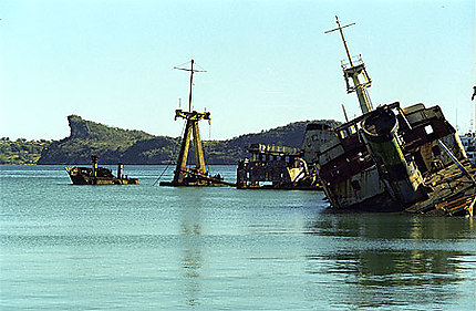 Epaves dans le port de Diego