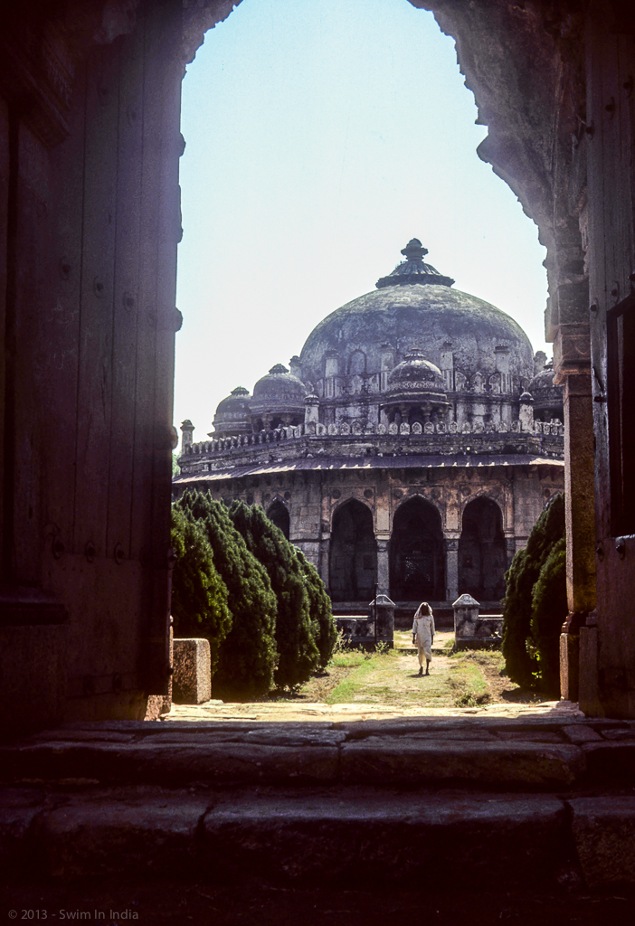 Depuis la mosquée Isa Khan : tombeau d'Isa Khan Depuis la mosquée Isa Khan : tombeau d'Isa Khan