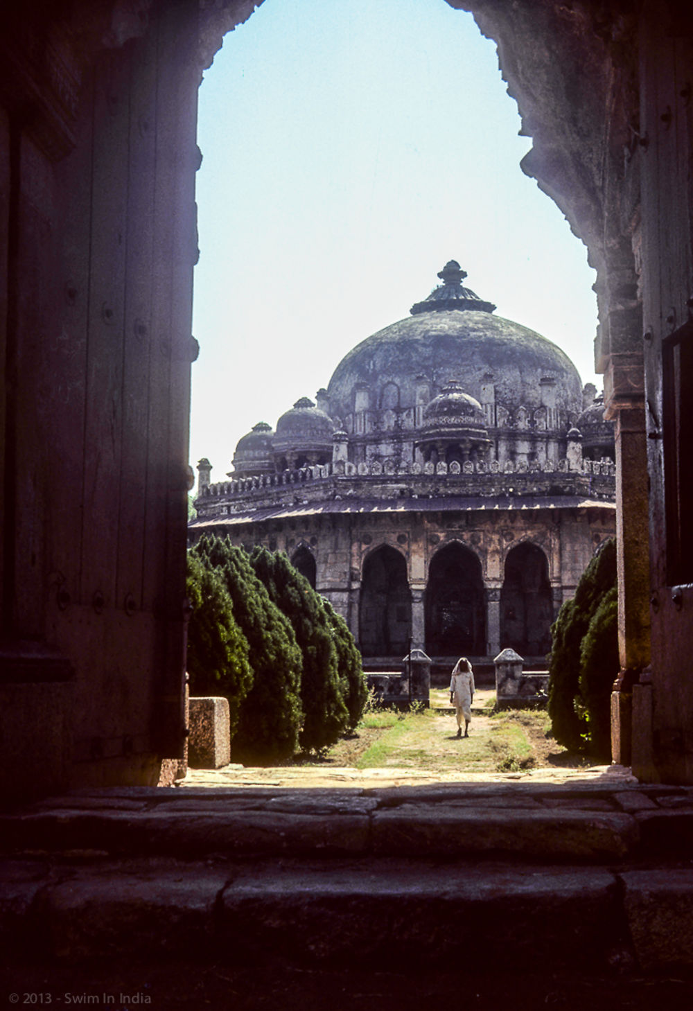 Depuis la mosquée Isa Khan : tombeau d'Isa Khan