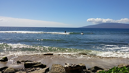 Surfers sur une plage Maui Ouest