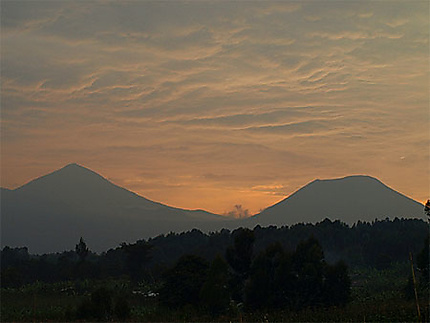 Coucher de soleil sur volcans Karisimbi et Visoke 
