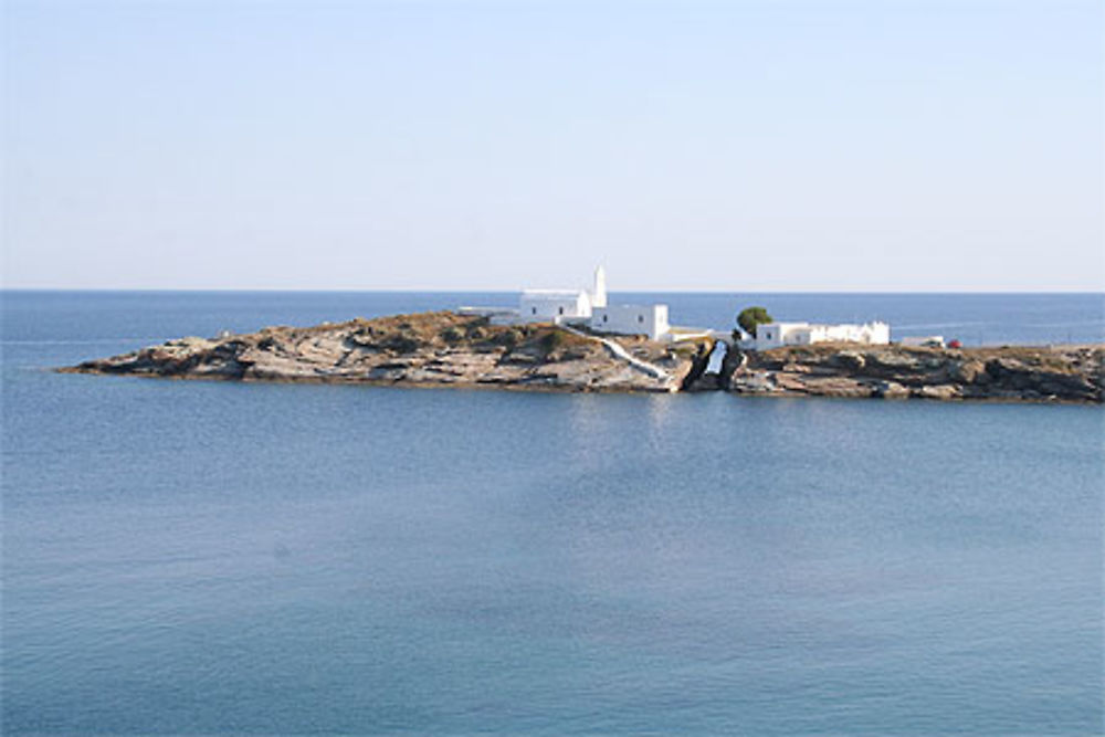 Monastère Chrysopigi dans la baie de Faros