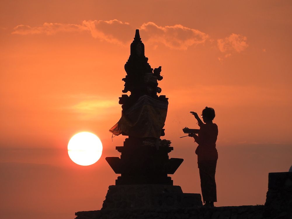 Cérémonie au coucher du soleil à Senggigi