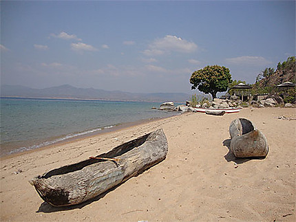 Canoës sur la plage