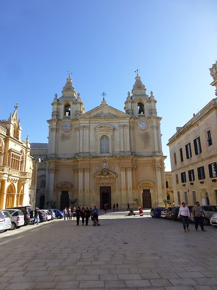 Cathédrale sous un ciel azur, à Mdina, Malte