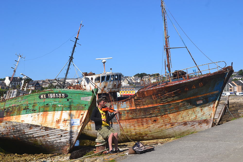 Le port de la presqu'île de Crozon et le musicien