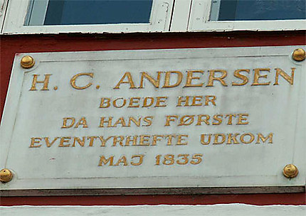 Hans Christian Andersen (romancier et conteur) habita cette maison au n° 20 sur le port de Copenhague (Nyhavn)