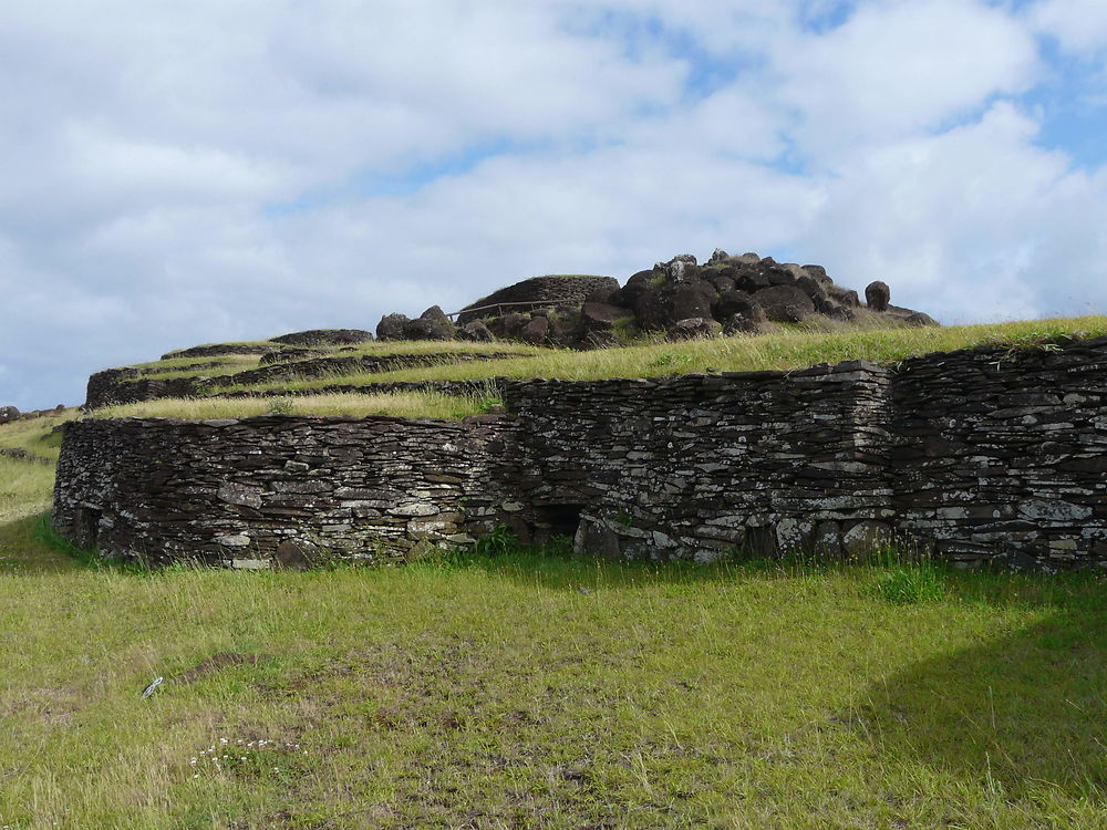 Maisons basses à Orongo