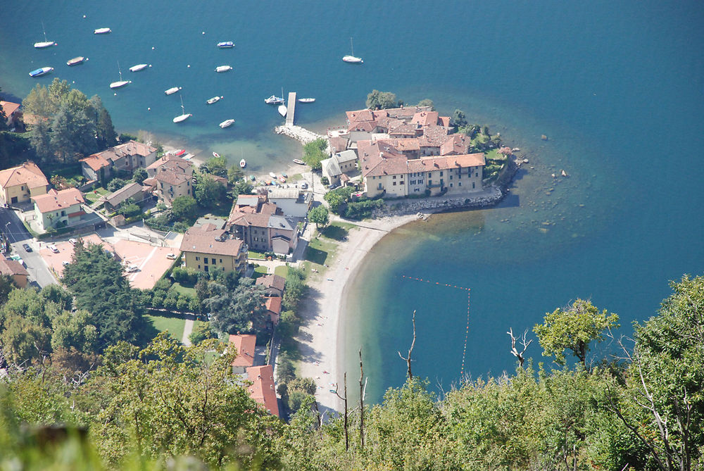 La spiaggia di Riva Bianca a Lierna 