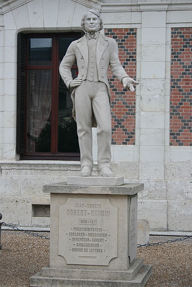 Statue de Jean-Eugène Robert-Houdin Statue de Jean-Eugène Robert-Houdin