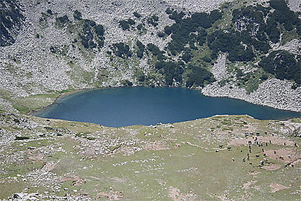 Lac dans le parc national du Pirin