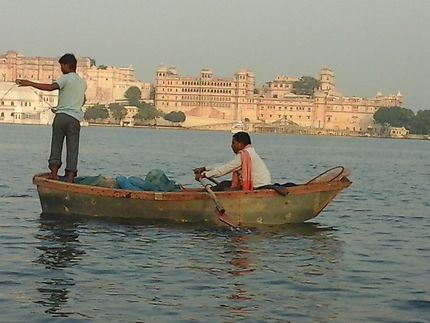 Pêche sur le lac de Pichola à Udaipur 